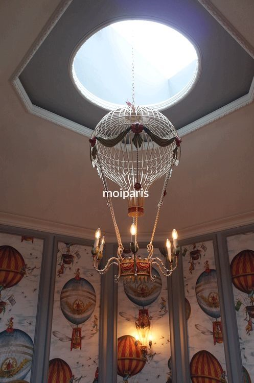天井から光が入る気球モチーフのシャンデリア
