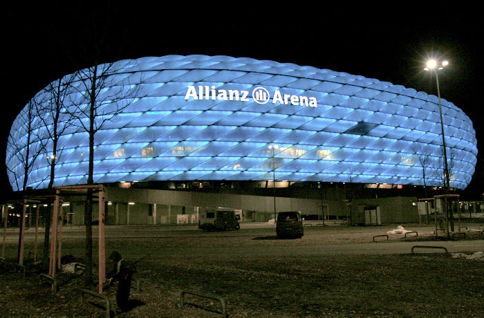 ミュンヘン「アリアンツ・アリーナ―」は白・青・赤と3色に発光
