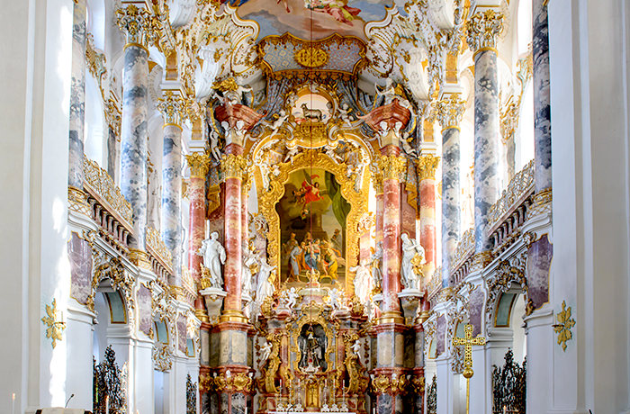 素朴な外観の建物、中に入ると壮麗なロココ装飾に圧倒されるヴィース教会